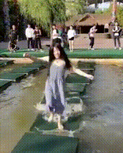 妹子过浮桥摔跤，这临场反应真是绝了