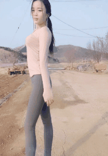 向后轻松下腰的漂亮女孩