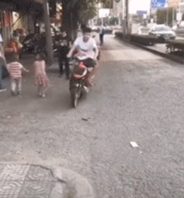 史上最差劲的摩托车，一撞就散架