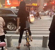 妹子骑单车等红灯秀韧带