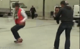 一转身没踢到别人，反而把自己摔倒了