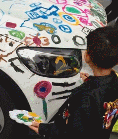 熊孩子拿笔给老爸的车涂鸦