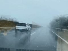 迎着飘雪上高速，别有一番景象