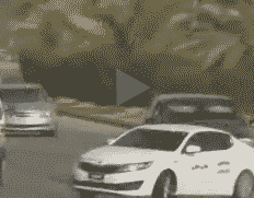 在车流中左右穿梭的神车