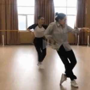 两位逗逼青年在跳逗逼的舞