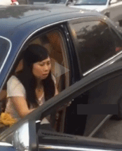 女司机下车不拉手刹的严重后果，这下该见识到了吧