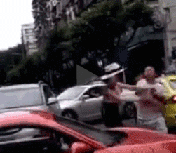 一巴掌把帽子给你打飞，让你还嚣张