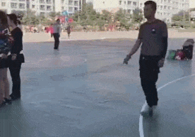 想插队的人又学到一招，倒地装中风吓人