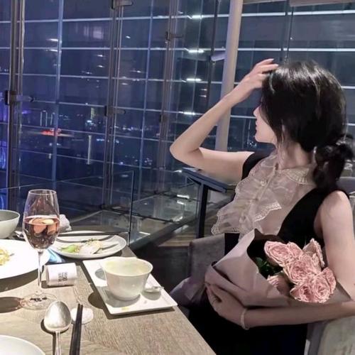 好看唯美最潮阳光性感女生头像_微信头像_微茶网