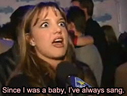 当流行巨星布兰妮第一次接受采访，那表情，我的内心是崩溃的（转）